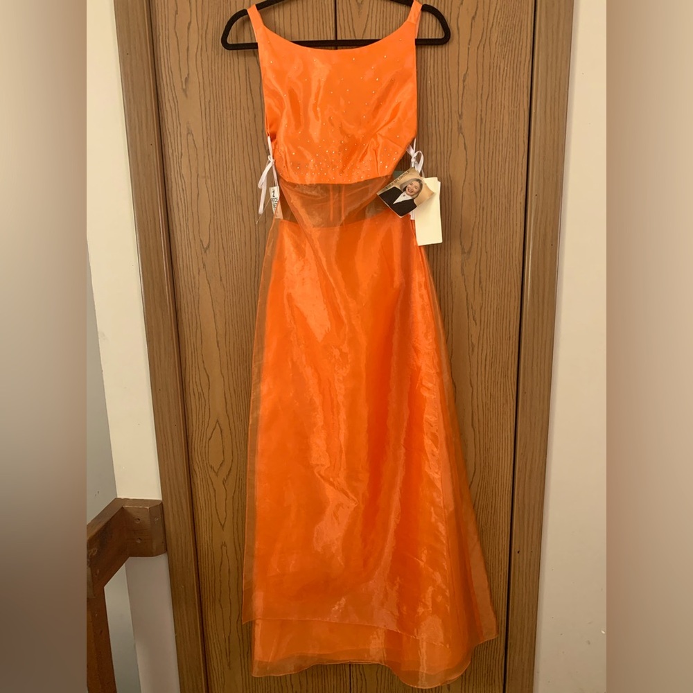 Ladies Sz 5 gown J. McClintock